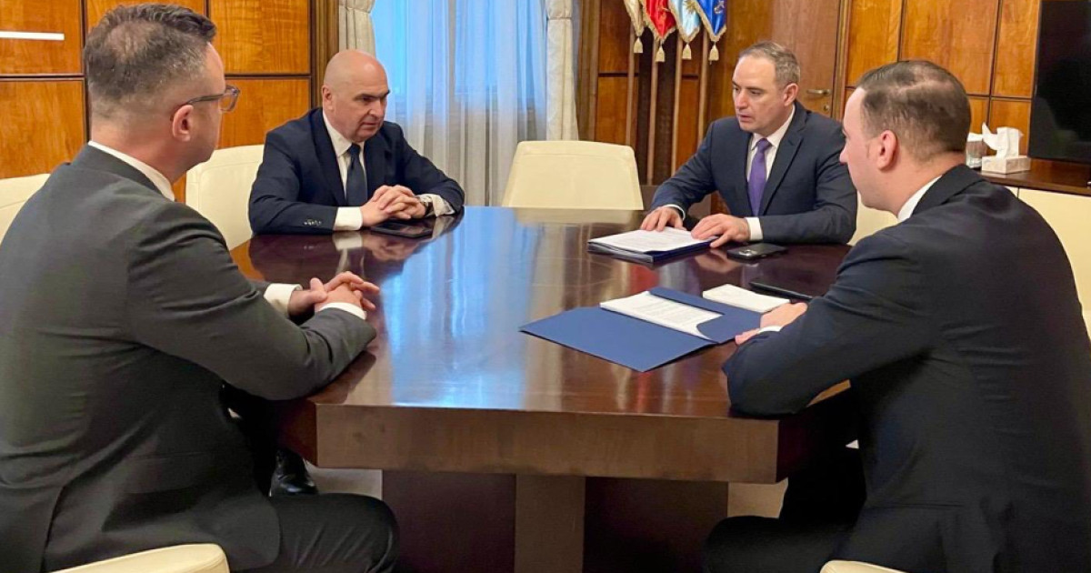 Criza prețurilor la carburanți în România: Dialoguri între guvern și actorii economici pentru soluții durabile Situația tensionată din piața carburanților a fost tema unei întâlniri de urgență între oficiali guvernamentali și reprezentanți ai industriei