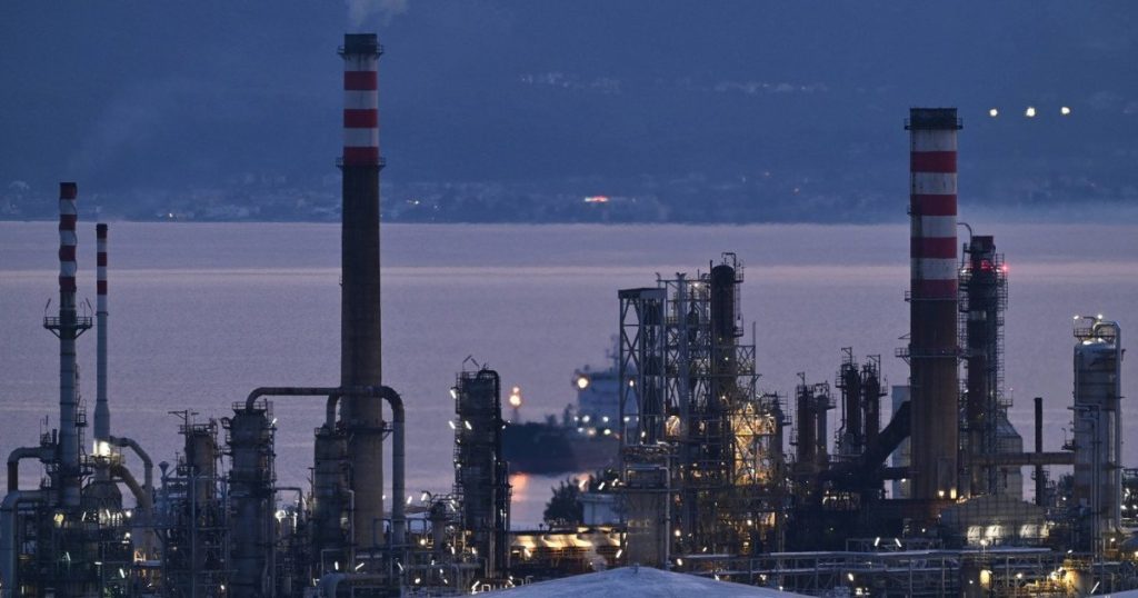 Prețul petrolului depășește 90 de dolari pe baril, cel mai mare din 2021