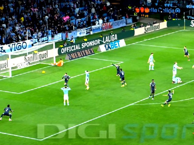 „Nebunie” la Celta Vigo – Real Madrid: Ionuț Radu, erou accidental în ultimul minut Într-un meci tensionat al etapei din La Liga, Real Madrid a reușit să părăsească terenul cu un rezultat controversat, după ce Ionuț Radu, goalkeeperul român al celor de la Celta Vigo, a fost protagonistul unei situații care a stârnit dezbateri aprinse printre fani și analizeazărilor