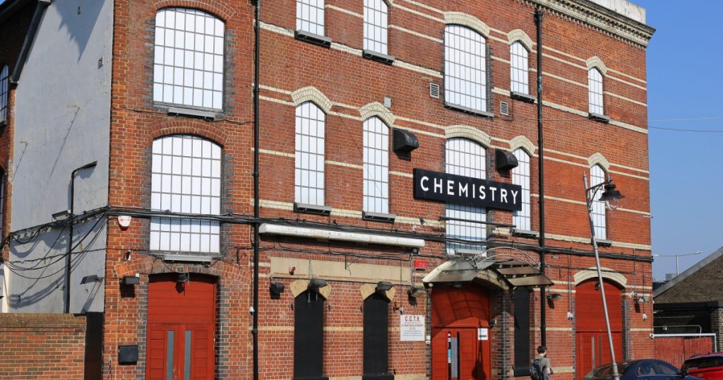 Cazurile de meningită legate de un club de noapte din Kent au escaladat în ultima perioadă, stârnind îngrijorare la nivel național și atrăgând atenția asupra unui fenomen ce rămâne încă dificil de explicat