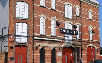 Cazurile de meningită legate de un club de noapte din Kent au escaladat în ultima perioadă, stârnind îngrijorare la nivel național și atrăgând atenția asupra unui fenomen ce rămâne încă dificil de explicat