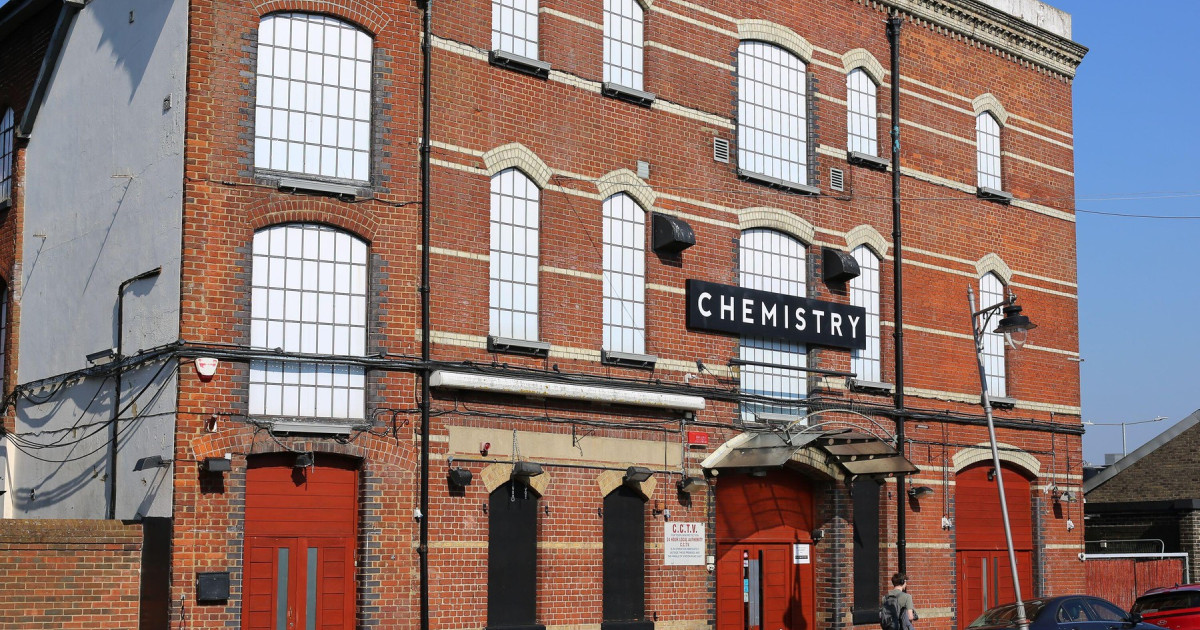 Cazurile de meningită legate de un club de noapte din Kent au escaladat în ultima perioadă, stârnind îngrijorare la nivel național și atrăgând atenția asupra unui fenomen ce rămâne încă dificil de explicat