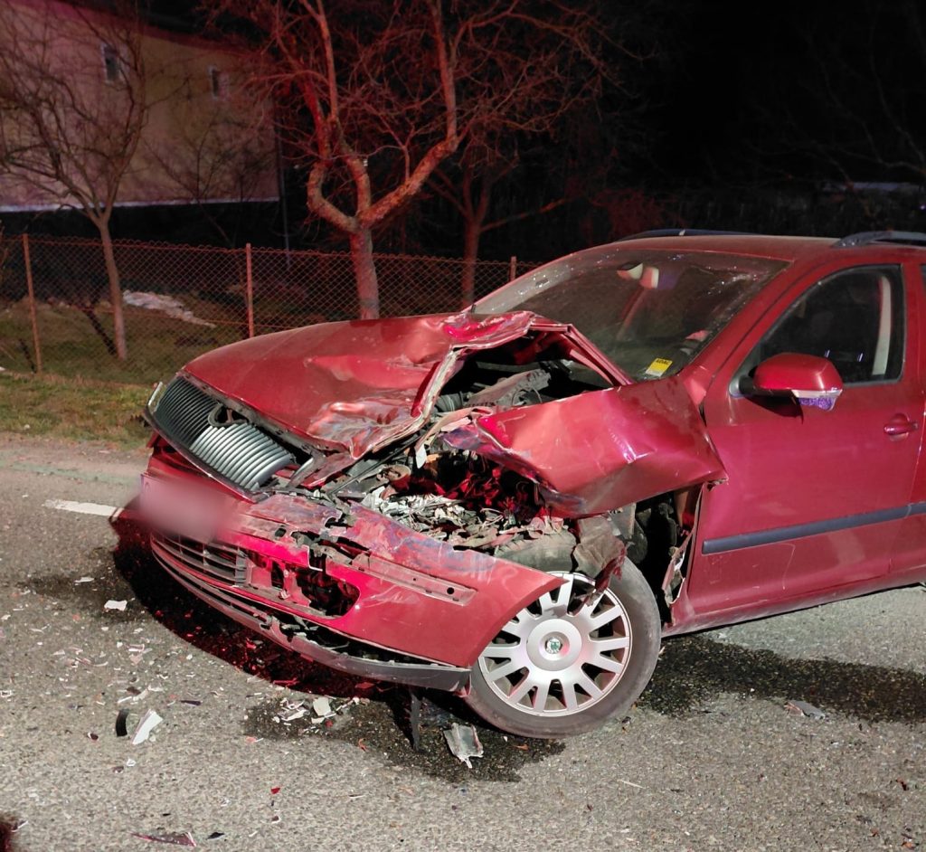 Accident grav la Cluj: două victime, între care o fetiță de trei ani, și un TIR, după o coliziune frontală între două autoturisme Un accident rutier tragic s-a petrecut în apropierea orașului Cluj, soldat cu decesul a două persoane și rănirea unei fetițe mici, după ce două autoturisme au intrat în coliziune frontală într-o zonă intens circulată, într-o dimineață devreme