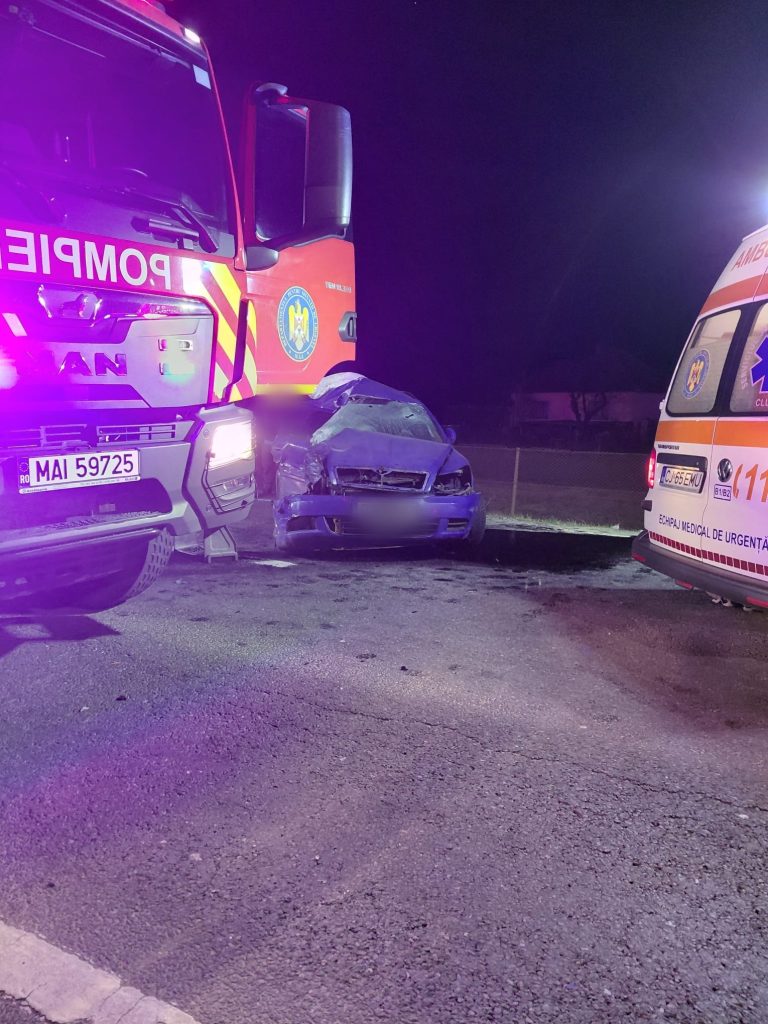 Accident grav pe DN1 E60, în apropiere de Negreni, Cluj: o minoră de aproape 3 ani a fost răpită în urma coliziunii dintre un autocamion și două autoturisme Un accident rutier devastator s-a produs joi seara pe DN1 E60, în localitatea Negreni, județul Cluj, provocând agonii de disperare și eforturi uriașe din partea echipajelor de intervenție