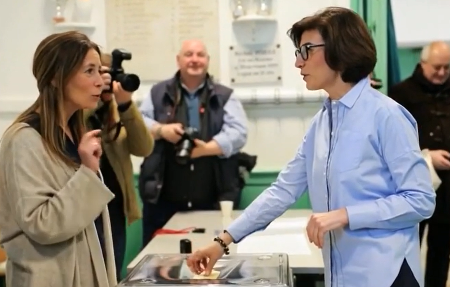 Alegerile locale din Franța au avut ca rezultat o prezență extrem de scăzută la vot, lăsând insă un peisaj politic marcat de diviziuni profunde