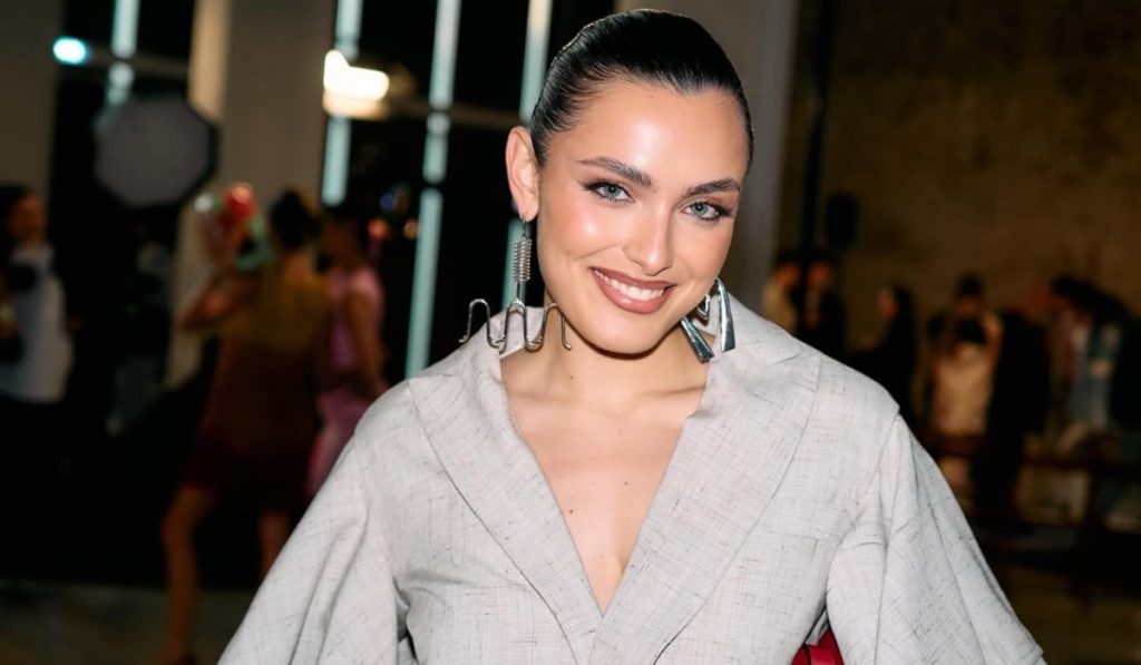 Alexia Eram, fiica cunoscutei prezentatoare TV Andreea Esca, a șocat recent fanele și followers-ii săi printr-o transformare drastică de look