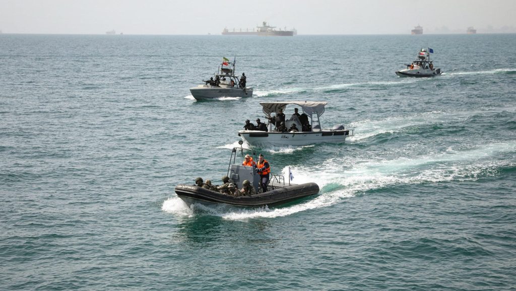 Tensiuni maxime în Orientul Mijlociu: SUA proclamă victoria militară, Iranul rămâne sceptic După aproape trei săptămâni de conflicte intensive în zona Strâmtorii Ormuz, președintele american Donald Trump anunță victoria militară a Statelor Unite împotriva Iranului, afirmând că forțele iraniene de pe nave, avioane și rachete balistice „au fost anihilate”