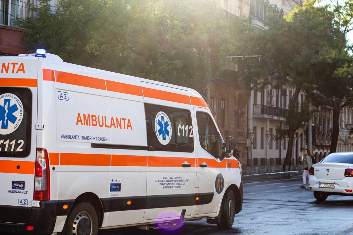 Un incident tragic a avut loc joi în satul Izvoru, din comuna Izvoru, județul Argeș, încheind abrupt o viață și readucând în prim-plan pericolul invizibil al construcțiilor vechi și nesigure din zonele rurale ale țării