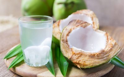 Consumul apei de cocos direct din fruct, aparent o practică sănătoasă și răspândită mai ales în timpul vacanțelor, poate ascunde riscuri grave pentru sănătate