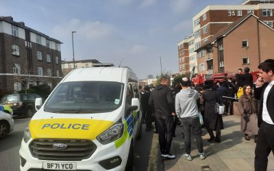 Incendiu în fața unei sinagogi din Londra: un nou val de amenințări anti-evreiești la nivel global Un incident grav a avut loc recent în Londra, unde, în miezul nopții, patru ambulanțe ale unei asociații evreiești de servicii medicale au fost incendiate chiar în fața sinagogii din cartierul Golders Green