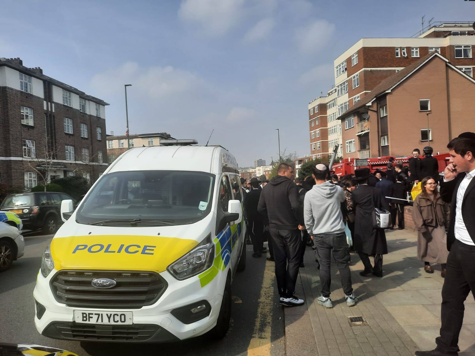 Incendiu în fața unei sinagogi din Londra: un nou val de amenințări anti-evreiești la nivel global Un incident grav a avut loc recent în Londra, unde, în miezul nopții, patru ambulanțe ale unei asociații evreiești de servicii medicale au fost incendiate chiar în fața sinagogii din cartierul Golders Green