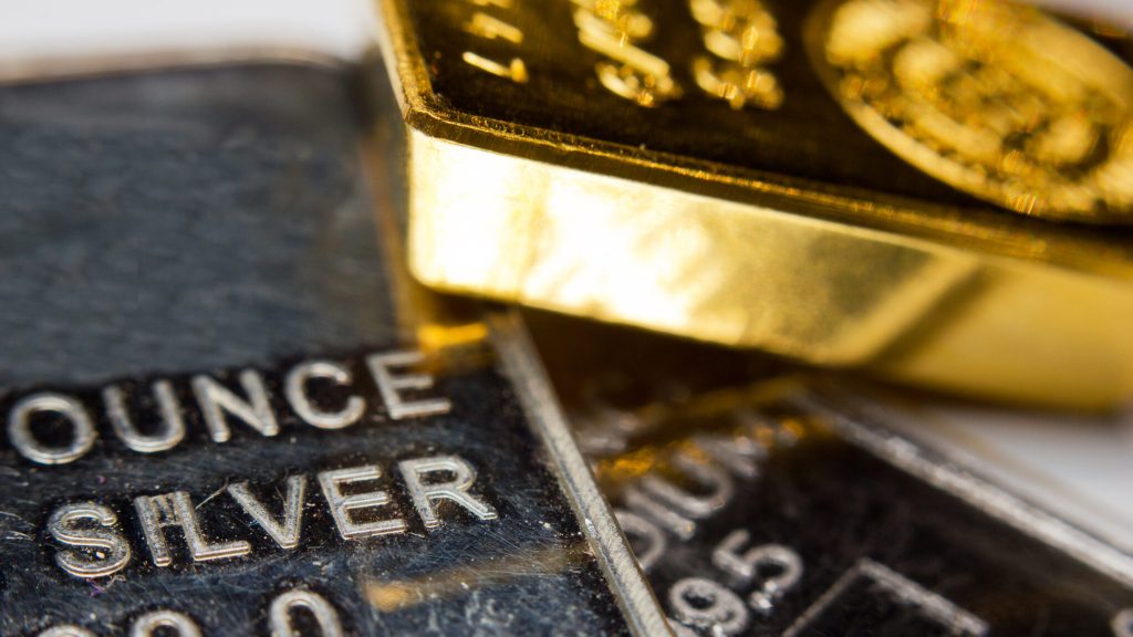 Scăderi spectaculoase ale prețurilor la aur și argint, impact profund asupra burselor mondiale și sectorului minier Val de vânzări fără precedent a zguduit joi piețele financiare globale, provocând scăderi semnificative ale prețurilor la aur și argint