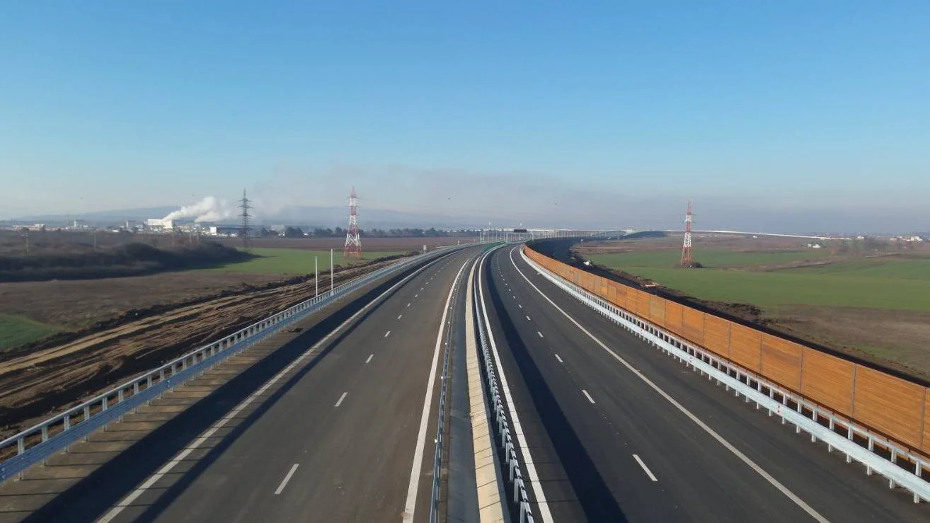 Autostrada Moldovei se apropie de finalizare: tronsonul Adjud-Răcăciuni, în avans de execuție Lucrările pe sectorul de autostradă Adjud – Răcăciuni, parte esențială din Autostrada Moldovei (A7), au ajuns într-o fază avansată, semn că proiectul strategic pentru infrastructura rutieră din regiunea de nord-est a țării înaintează cu pași siguri