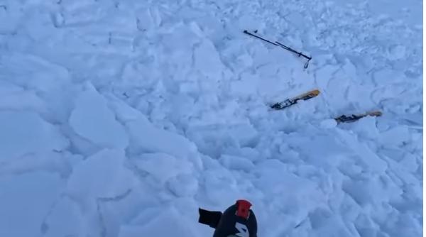 Avalanșă în Bucegi, schior aproape îngropat, moment dramatic filmat