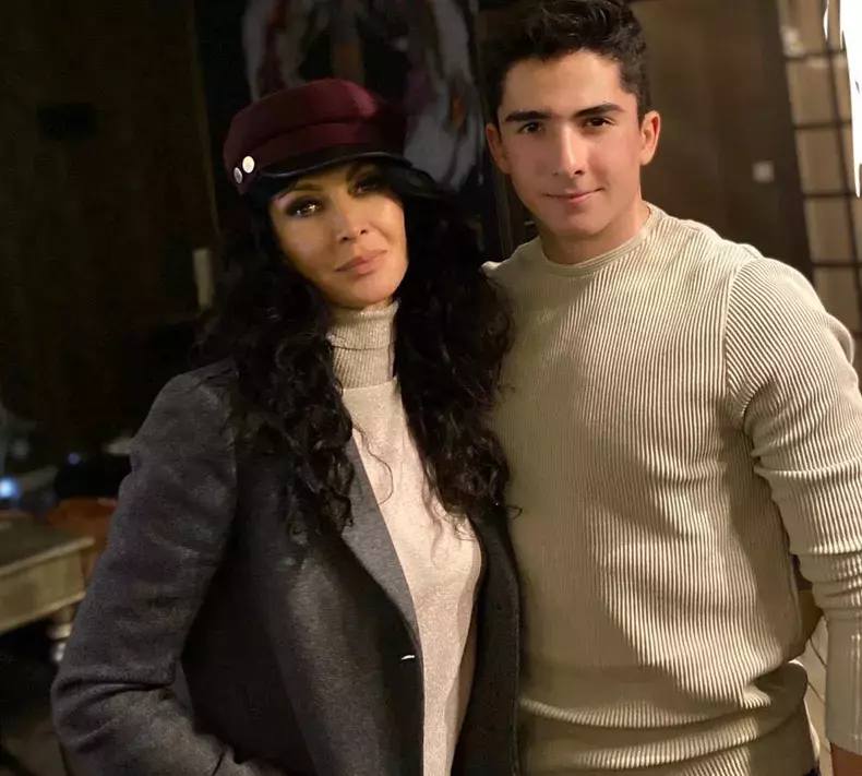 Ayan Schwarzenberg împlinind vârsta de 21 de ani devine, din ce în ce mai mult, o figură ce impresionează nu doar prin aparență, ci și prin maturitatea și realizările sale