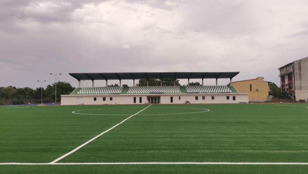 Premierul Ilie Bolojan anunță pași importanți pentru transferul bazelor sportive și taberelor de stat către autoritățile locale Premierul Ilie Bolojan a avut o întâlnire crucială cu Bogdan Matei, președintele Agenției Naționale pentru Sport, în care au fost discutate următorii pași în implementarea unei ordonanțe de urgență menite să clarifice administrația bazelor sportive și taberelor pentru tineret din proprietatea statului