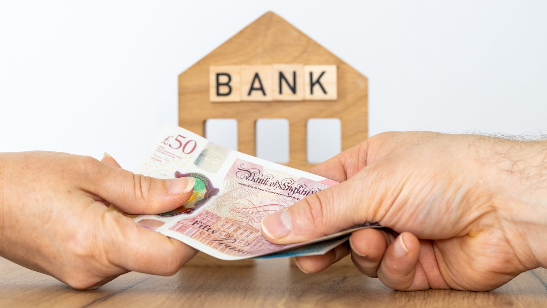 Băncile germane își intensifică supravegherea asupra tranzacțiilor financiare ale clienților, într-o mișcare menită să răspundă noilor reglementări împotriva spălării banilor, implementate recent în Germania