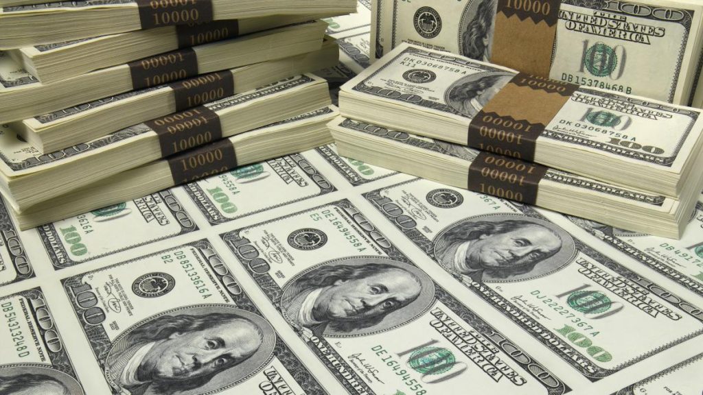 Un moment inedit în istoria financiară a Statelor Unite: semnătura unui președinte în exercițiu, Donald Trump, va apărea pentru prima dată pe bancnotele americane, marcând o premieră pentru monedă și simbol al puterii executivului de la Washington