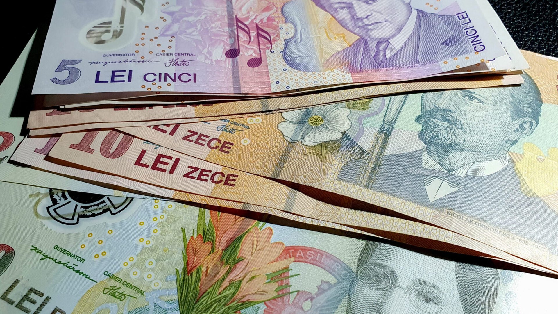 Guvernul României a aprobat, joi, o hotărâre de creștere a salariului minim pe economie, o măsură esențială menită să sprijine angajații care activează în sectorul formal și să adreseze, parțial, provocările legate de inflație și de costurile de trai din ultimul an