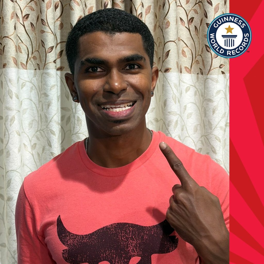 Un bărbat din Malaezia, recunoscut recent de Guinness World Records, a făcut senzație printr-un detaliu incredibil legat de dentiție: a reușit să-și convingă organizația de prestigiu că are nu mai puțin de 42 de dinți în gură, cu 10 mai mulți decât media populației, stabilind astfel un nou record mondial