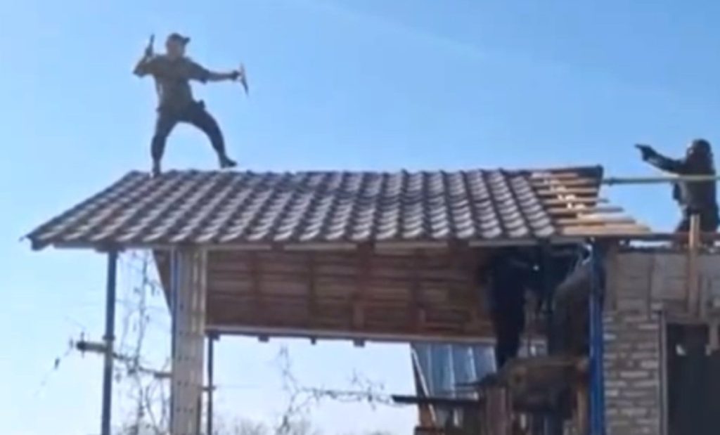 Un incident extrem de tensionat a avut loc sâmbătă în satul Poiana Lacului, din județul Argeș, provocând panică în rândul localnicilor și mobilizând autoritățile