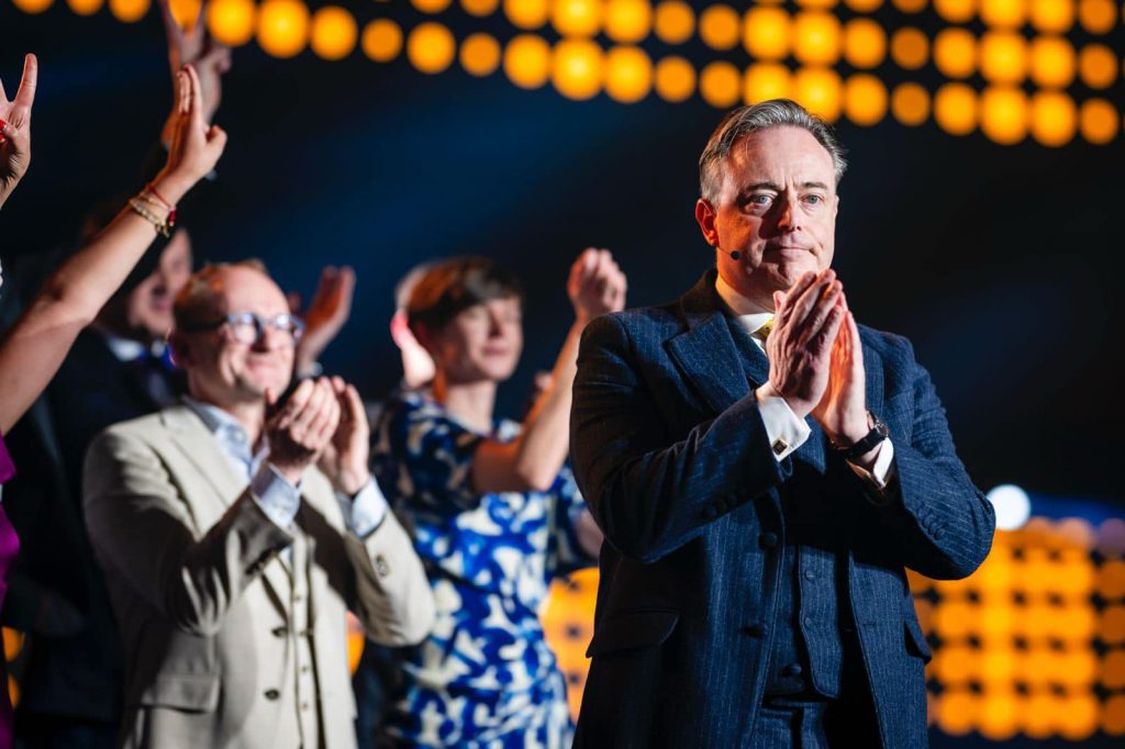 Belgia solicită oficial mandat european pentru negocieri directe cu Rusia privind soluționarea conflictului din Ucraina Statul belgian a făcut un pas semnificativ în implicarea sa în soluționarea conflictului ucrainean, cerând oficial Uniunii Europene să obțină un mandat specific pentru a negocia direct cu Rusia