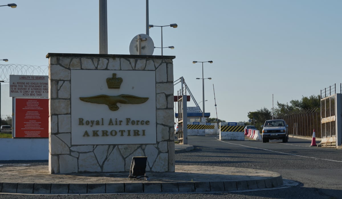 Un atac cu dronă de amploare vizează baza RAF Akrotiri din Cipru, dar Iranul nu este responsabil pentru lansare Într-un răspuns clar și rapid la întrebările legate de incidentul din această săptămână, Ministerul Apărării din Marea Britanie a confirmat oficial faptul că drona care a lovit baza RAF Akrotiri, situată în Cipru, nu a fost lansată din Iran