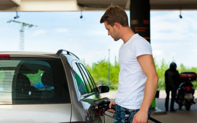 Scumpirea carburanților generează controale și suspiciuni de speculă pe piața autohtonă După o creștere semnificativă a prețurilor carburanților cu aproximativ 20 de bani per litru, autoritățile de reglementare din domeniul concurenței pornesc verificări pentru a analiza dacă majorarea a fost justificată sau dacă a fost vorba de posibile acte de speculă