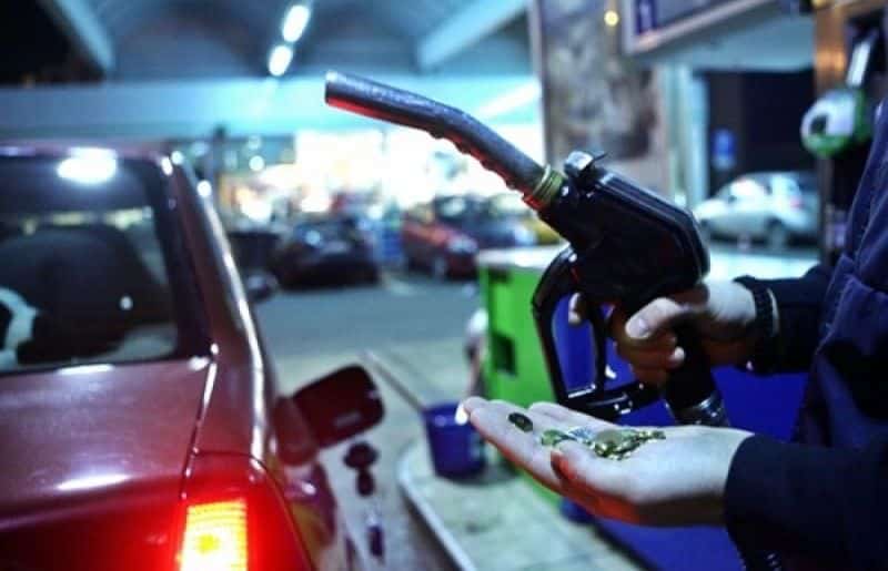 Prețul carburanților din România nu este doar o reflexie a evoluției prețului internațional al petrolului, ci și rezultatul unei politici fiscale care a amplificat semnificativ costul final plătit de consumatori