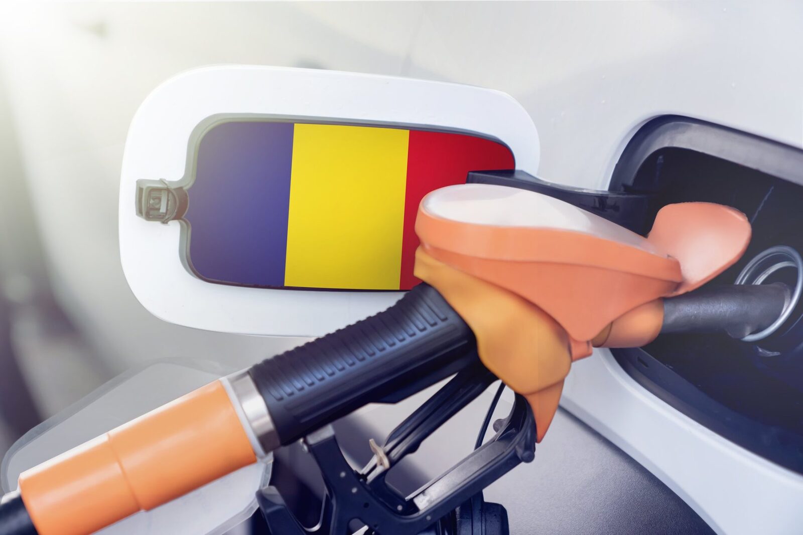 Guvernul Bolojan a luat joi o decizie crucială pentru economia și cetățenii afectați de criza energetică globală, adoptând o ordonanță de urgență care declarează situație de criză pe piața țițeiului și a produselor petroliere pentru perioada 1 aprilie – 30 iunie 2026