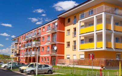 Atitudinea „Nu mă interesează” blochează reparațiile în asociațiile de proprietari românești Într-un peisaj al vieții comunitare din România, un fenomen din ce în ce mai frecvent își face loc: atitudinea indiferentă a unui număr tot mai mare de proprietari, care blochează activitatea asociațiilor și amână cu consecințe grave reparațiile esențiale ale clădirilor