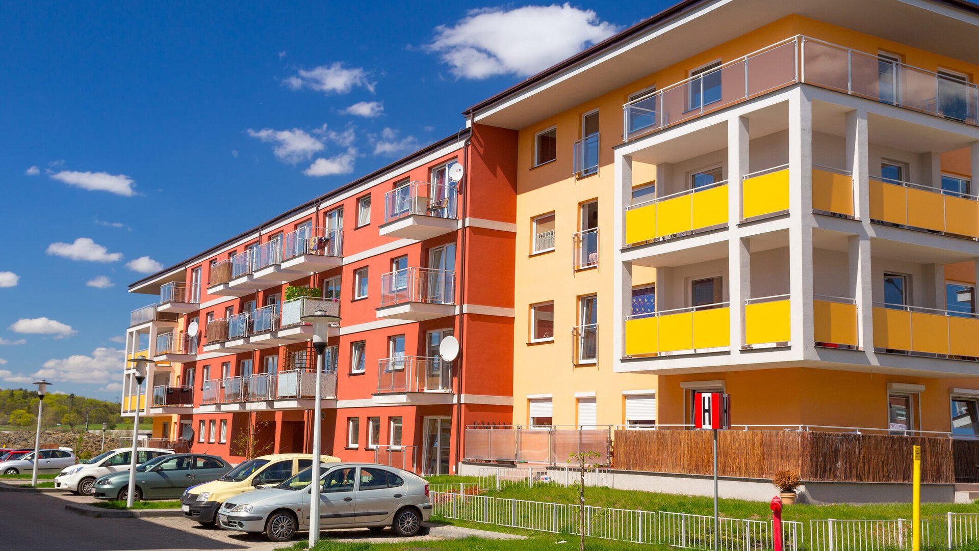 Atitudinea „Nu mă interesează” blochează reparațiile în asociațiile de proprietari românești Într-un peisaj al vieții comunitare din România, un fenomen din ce în ce mai frecvent își face loc: atitudinea indiferentă a unui număr tot mai mare de proprietari, care blochează activitatea asociațiilor și amână cu consecințe grave reparațiile esențiale ale clădirilor