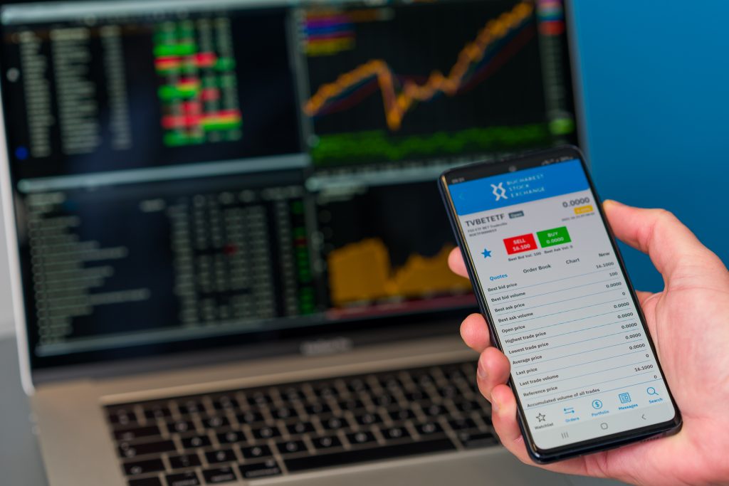 Bursa de Valori București răspunde cu creșteri, în condițiile incertitudinii geopolitice Bursa de Valori București a încheiat ziua de miercuri cu o creștere de 1,3% a indicelui principal BET, semnalând o oarecare stabilizare pe piețele financiare autohtone, chiar și în fața tensiunilor geopolitice care au avut un impact semnificativ asupra piețelor globale în ultimele zile