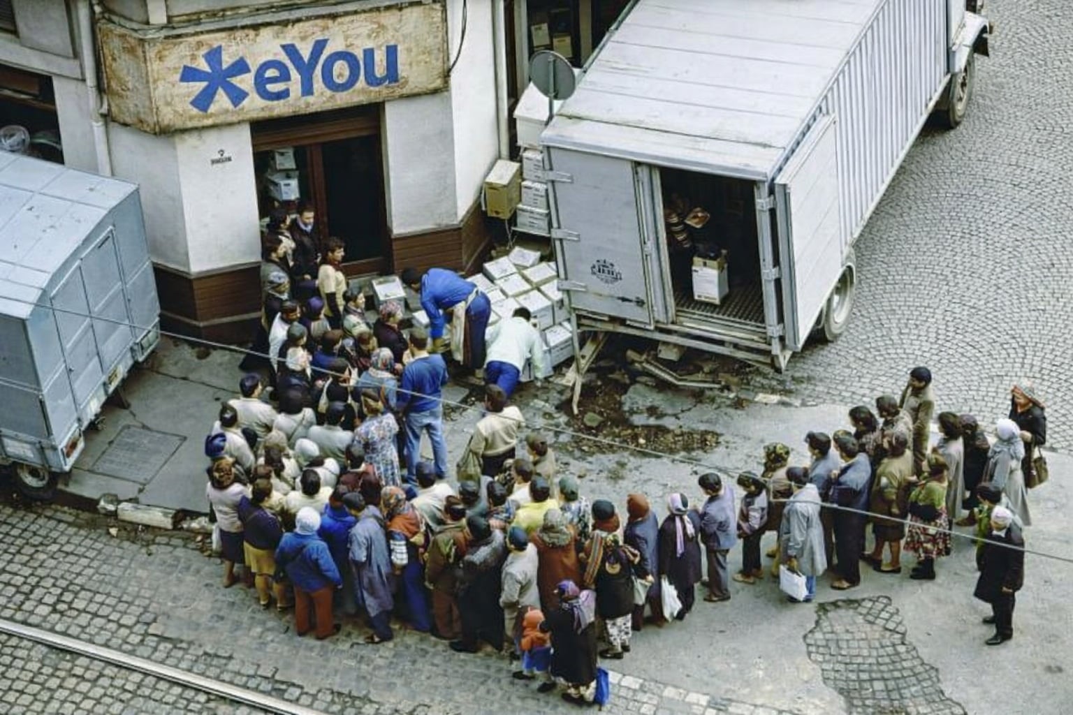 eYou Social: Un proiect promițător sau o enigmă cu semne de întrebare? Proiectul eYou Social face recent valuri în mediul digital românesc, dar rămâne în același timp învăluit în confuzie și suspiciuni