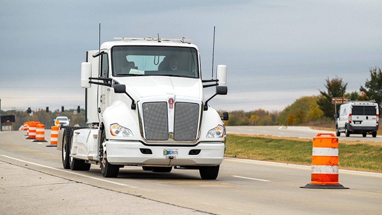 Electric versus diesel în transportul greu: economia care face diferența Pe măsură ce industria transporturilor se îndreaptă tot mai mult spre soluții sustenabile, temerile legate de costurile inițiale ale camioanelor electrice persistă