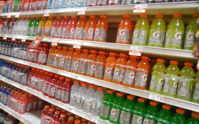 Capacele de sticlă nu mai sunt doar elemente de închidere, ci devin adevărate elemente de branding, menite să diferențieze produsele și să creeze recunoaștere vizuală în rândul consumatorilor