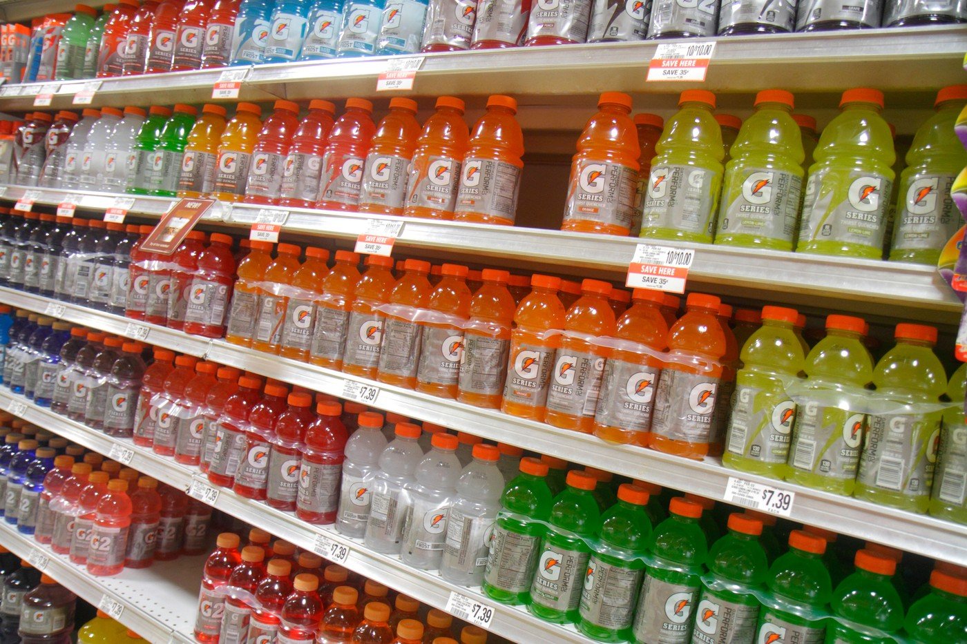 Capacele de sticlă nu mai sunt doar elemente de închidere, ci devin adevărate elemente de branding, menite să diferențieze produsele și să creeze recunoaștere vizuală în rândul consumatorilor