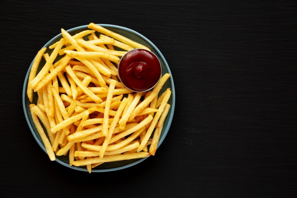 Trei porții suplimentare de cartofi prăjiți pe săptămână pot crește semnificativ riscul de diabet de tip 2, conform ultimelor cercetări.\n Această descoperire adaugă o dimensiune alarmantă la tendința tot mai accentuată de a consuma alimente fast-food, în special cartofi prăjiți, ca parte a dietelor moderne