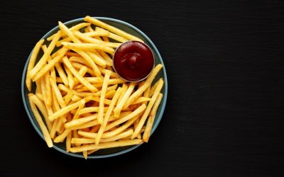 Trei porții suplimentare de cartofi prăjiți pe săptămână pot crește semnificativ riscul de diabet de tip 2, conform ultimelor cercetări.\n Această descoperire adaugă o dimensiune alarmantă la tendința tot mai accentuată de a consuma alimente fast-food, în special cartofi prăjiți, ca parte a dietelor moderne