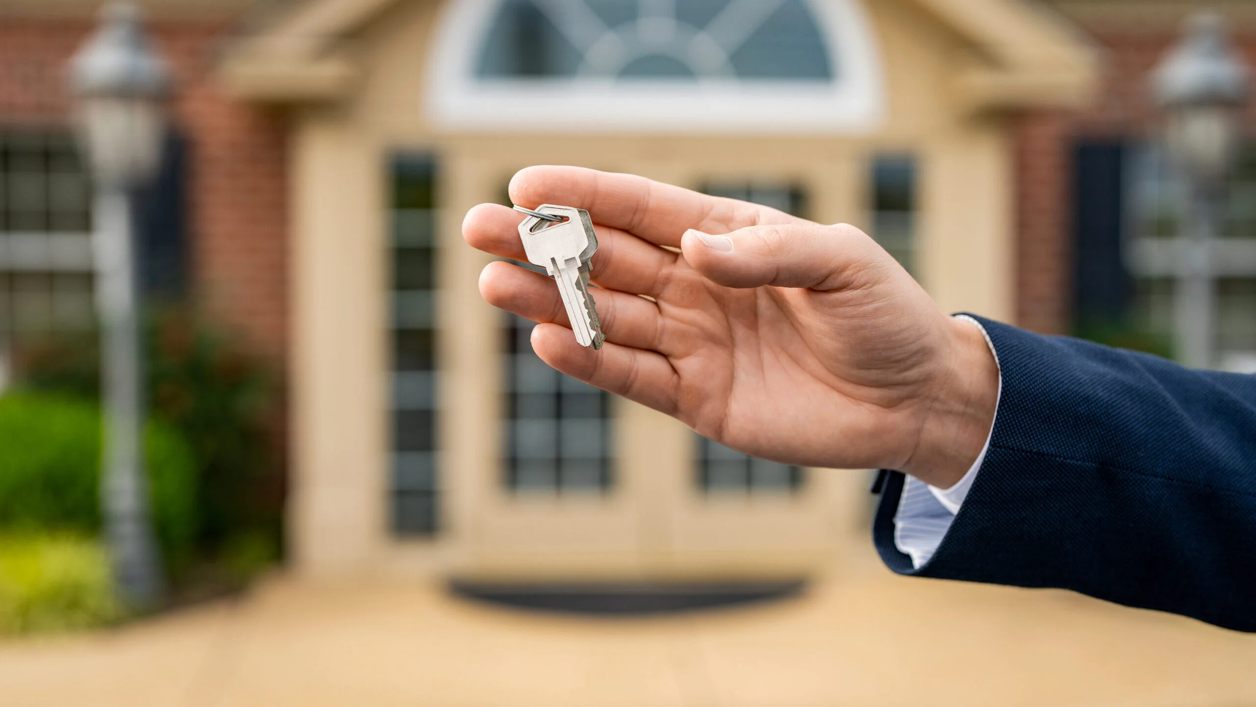 Uzucapiunea, cheia legală pentru dobândirea proprietății prin posesie îndelungată În lumea imobiliară din România, termenul de uzucapiune devine tot mai frecvent utilizat, fiind considerat o soluție pentru consolidarea dreptului de proprietate, chiar și în cazul în care proprietarul înregistrat în acte nu își exercită efectiv controlul asupra bunului