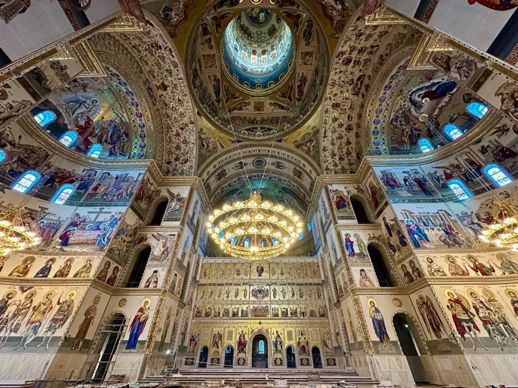 Schimbări semnificative în organizarea slujbelor de Paște din anul acesta: Catedrala Națională va rămâne închisă pentru credincioși În contextul continuării măsurilor de prevenție și a restricțiilor impuse pentru limitarea răspândirii COVID-19, Patriarhia Română a anunțat recent modificări importante în modul în care vor fi organizate slujbele ocazionate de Paștele ortodox