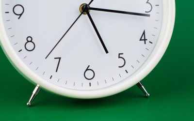 „Sfertul academic”: de la o noțiune de punctualitate la o expresie folosită greșit în ziua de astăzi Când cineva menționează expresia „sfertul academic”, majoritatea celor din mediul urban sau din lumea corporatistă o interpretează adesea ca un scuză pentru întârziere