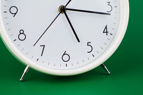 „Sfertul academic”: de la o noțiune de punctualitate la o expresie folosită greșit în ziua de astăzi Când cineva menționează expresia „sfertul academic”, majoritatea celor din mediul urban sau din lumea corporatistă o interpretează adesea ca un scuză pentru întârziere