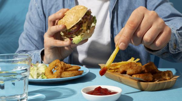 Un obicei alimentar tot mai frecvent în rândul populației moderne, consumul de alimente ultraprocesate, nu doar că pune în pericol greutatea și sănătatea cardiovasculară, ci are și efecte neașteptate asupra sănătății osoase