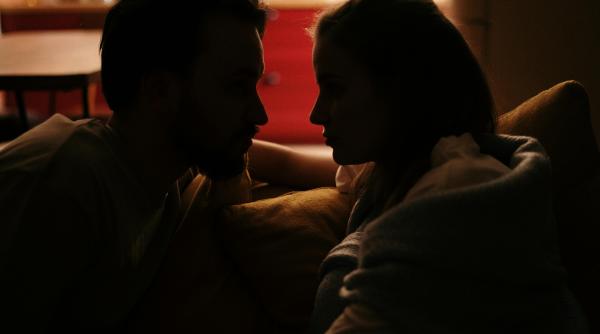 „Răspundem! Sâmbătă” despre cuplurile surogat: o dezbatere deschisă despre etică și legislație Măsura de a ajuta cuplurile infertile să aducă pe lume copii, prin intermediul mamelor surogat, a devenit subiect de dezbatere intensă în recentul peisaj legislativ și social din România