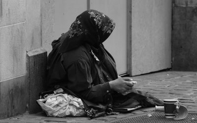 Franța, acuzată de încălcarea Cartei Sociale Europene prin politicile anti-cerșetorie Un raport recent al unui comitet de experți sub egida Consiliului Europei a atras atenția asupra politicilor locale din Franța, considerate contrare standardelor europene în materie de drepturi sociale și drepturilor omului