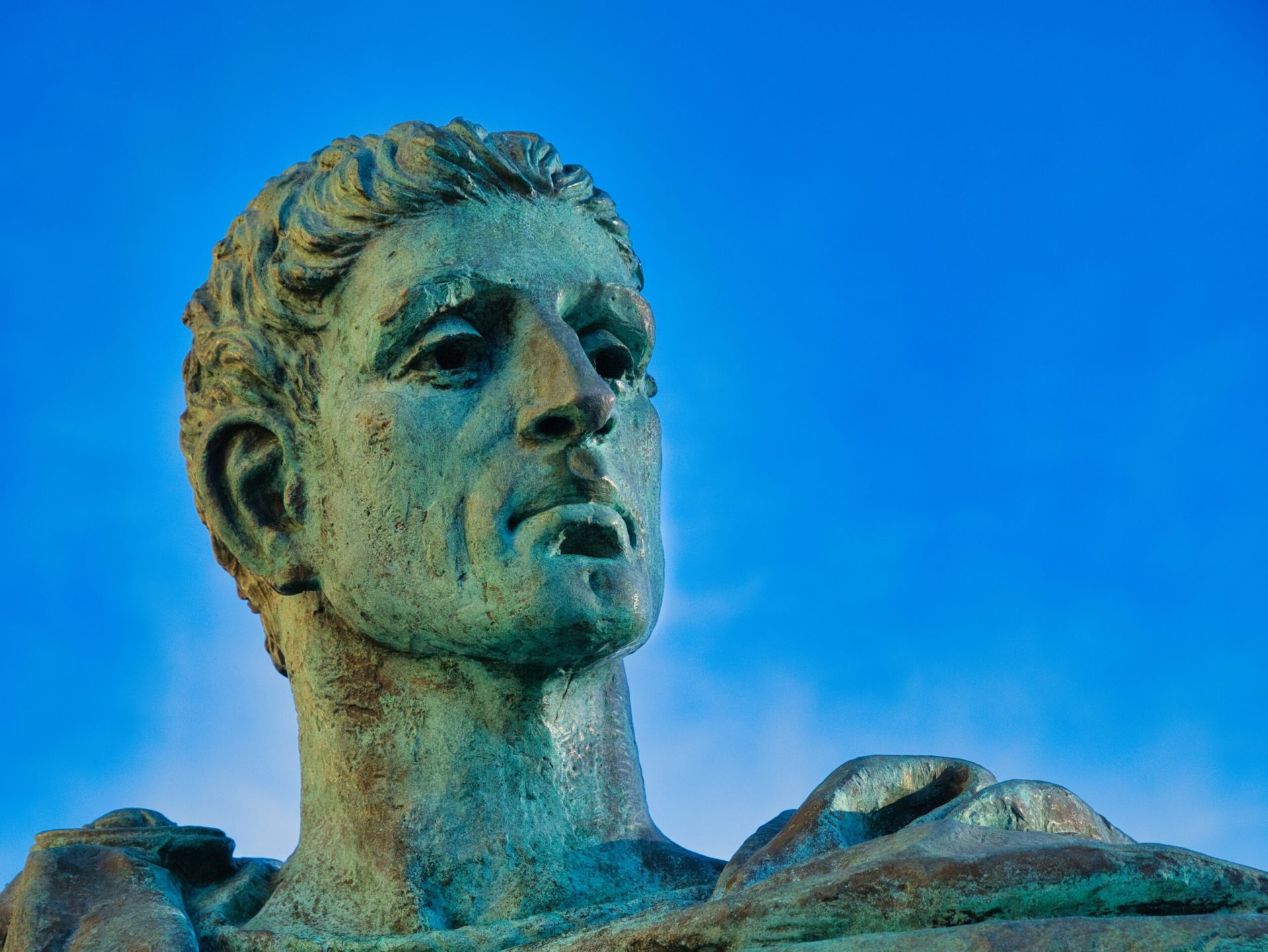 Ziua de 15 martie marchează un episod tensionat și memorabil în istoria Romei antice, rămas întipărit în conștiința colectivă datorită momentului dramatic în care Iulius Cezar și-a găsit sfârșitul