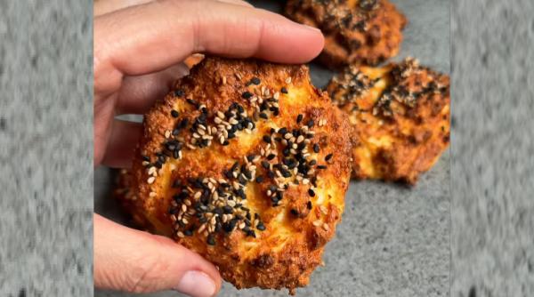 Chiflele cu brânză cottage, un deliciu rapid și sănătos, au cucerit internetul în ultimele săptămâni, devenind noua obsesie culinară a pasionaților de gătit și de social media