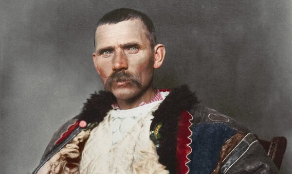 Transilvania, poarta spre visul american în prima jumătate a secolului XX La începutul secolului XX, peisajul rural din Transilvania era marcat de sărăcie extremă și de o dorință profundă de a lua viața în propriile mâini