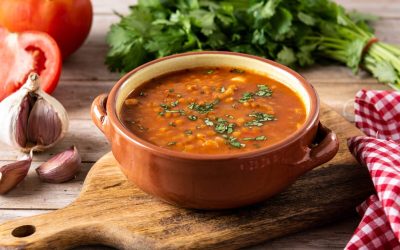 În vremurile când tradiția culinară românească se împletește cu valorile spirituale ale postului, o rețetă de ciorbă de linte roșie de post devine o alegere ideală pentru masa de sărbătoare
